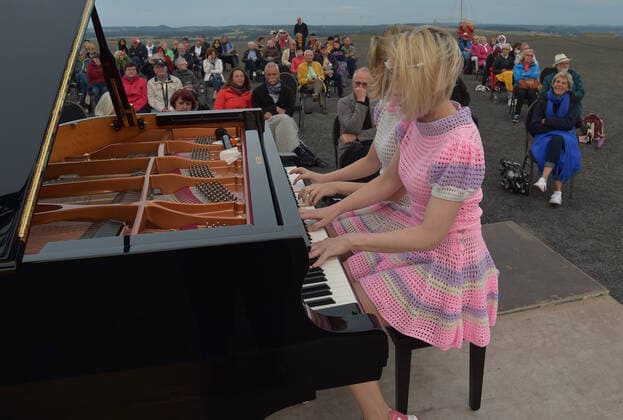 Das Klavierduo KamiLada begeistert am Samstagabend (31.07.2021) auf der Bergehalde in Ensdorf, direkt am Saarpolygon, das Publikum.