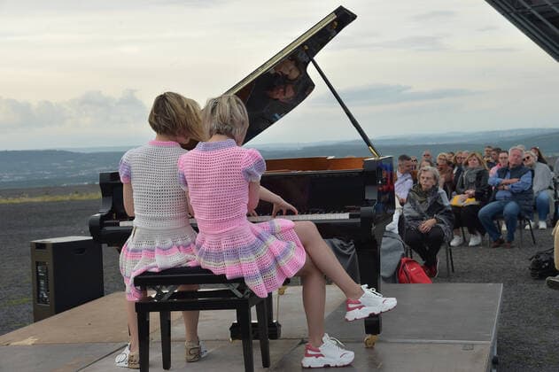 Das Klavierduo KamiLada begeistert am Samstagabend (31.07.2021) auf der Bergehalde in Ensdorf, direkt am Saarpolygon, das Publikum.