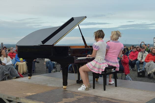 Das Klavierduo KamiLada begeistert am Samstagabend (31.07.2021) auf der Bergehalde in Ensdorf, direkt am Saarpolygon, das Publikum.
