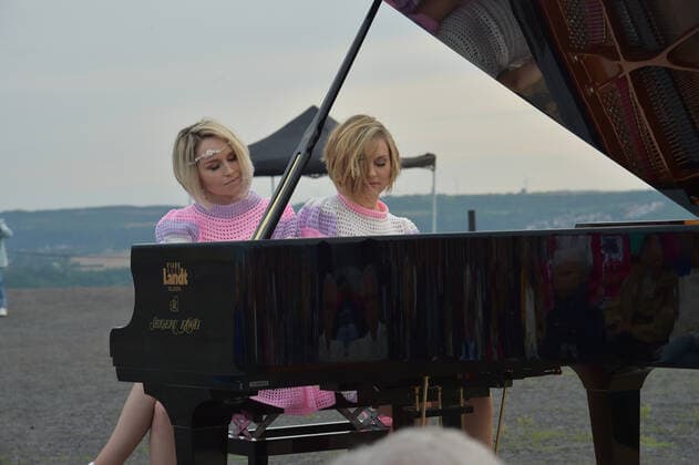 Das Klavierduo KamiLada begeistert am Samstagabend (31.07.2021) auf der Bergehalde in Ensdorf, direkt am Saarpolygon, das Publikum.