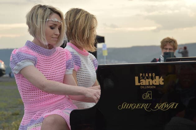 Das Klavierduo KamiLada begeistert am Samstagabend (31.07.2021) auf der Bergehalde in Ensdorf, direkt am Saarpolygon, das Publikum.