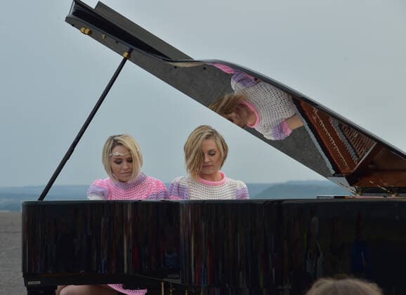 Das Klavierduo KamiLada begeistert am Samstagabend (31.07.2021) auf der Bergehalde in Ensdorf, direkt am Saarpolygon, das Publikum.