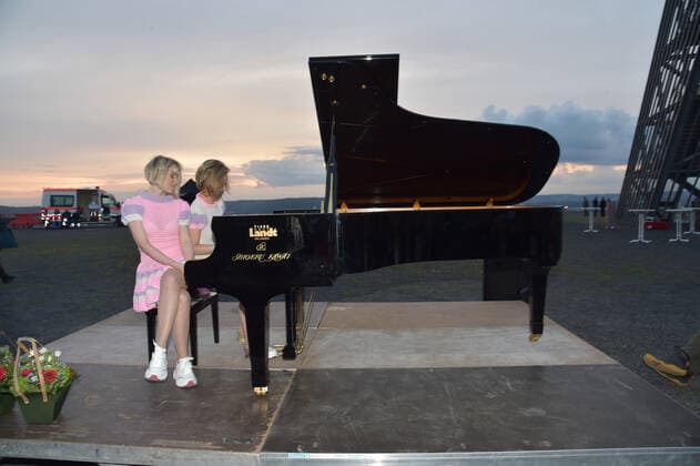 Das Klavierduo KamiLada begeistert am Samstagabend (31.07.2021) auf der Bergehalde in Ensdorf, direkt am Saarpolygon, das Publikum.