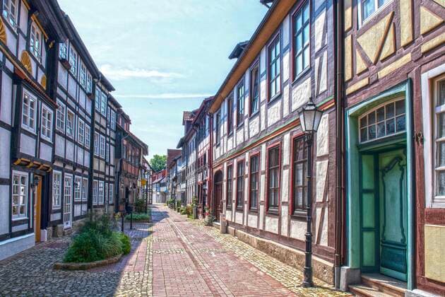  His?orische Fachwerkhäuser in kleiner Altstadtgasse, Hameln, Niedersachsen, Deutschland, Europa *** His oric half-timbered houses in small old town alley, Hameln, Lower Saxony, Germany, Europe Copyright: imageBROKER/FrankxSchneider ibxfrs06974768.jpg