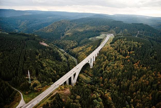  Autobahn A71 vor Rennsteigtunnel im Hintergrund Schneekopf, Thüringer Wald, Thüringen, Deutschland, Europa *** Motorway A71 in front of Rennsteig tunnel in background Schneekopf, Thuringian Forest, Thuringia, Germany, Europe Copyright: imageBROKER/JonasxRudolph ibxjru06969035.jpg