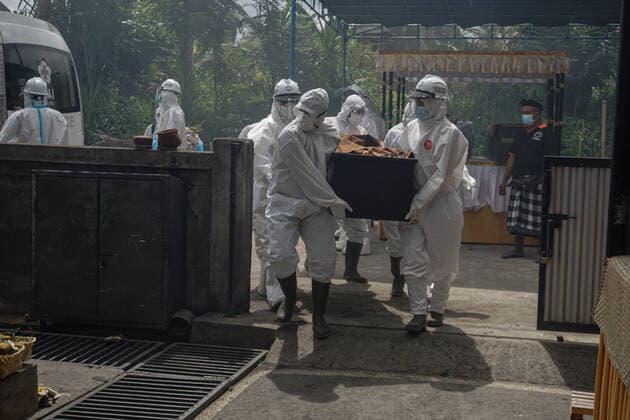 August 2, 2021, Bangli, Indonesia: (EDITORS NOTE: Image depicts death).Workers of the crematorium organization dressed in protective suits carry a coffin of a dead Covid-19 victim to a Crematorium..Balinese Hindu community performs cremation for the dead bodies of Covid-19 victims at Sagraha Mandrakantha Santhi crematorium. Indonesia has so far confirmed 3,440,396 Coronavirus cases with 2,809,538 Recovered and 95,723 Deaths. Bangli Indonesia - ZUMAs197 20210802_zaa_s197_074 Copyright: xDickyxBisinglasix