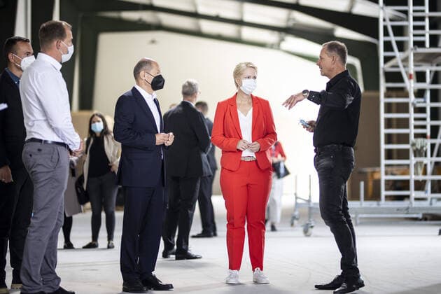 News Bilder des Tages Güstrow, Olaf Scholz und Manuela Schwesig besuchen tools for composite GmbH Olaf Scholz, Kanzlerkandidat der SPD, und Manuela Schwesig, SPD, Ministerpraesidentin von Mecklenburg-Vorpommern, aufgenommen im Rahmen eines Besuches von tfc öÄÃ¬ tools for composite in Guestrow, 02.08.2021. Guestrow Deutschland