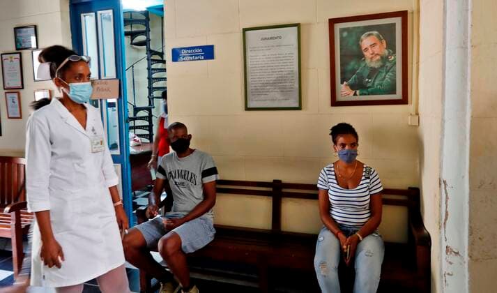 A group of people await to be vaccinated against covid-19, with the Cuban vaccine Abdala, in Havana, Cuba, 02 August 2021. Cuba confirmed this Monday 9,279 new positive cases of covid-19 for a total of 403,622 infections since March 2020, when the first diagnoses were detected in the country. EFE Ernesto Mastrascusa Cuba adds 9,279 new cases of covid-19 and accumulates more than 400,000 infections !ACHTUNG: NUR REDAKTIONELLE NUTZUNG!  Copyright: xErnestoxMastrascusax AME6549 20210802-af95d2d6382c8c76051782aada4355099fd02ef8