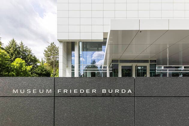 Architektur von Richard Meier Das Museum Frieder Burda ist ein Kunstmuseum in Baden-Baden nach einem Entwurf des Architekten Richard Meier. 31.07.2021: DEU, Deutschland, Baden-Württemberg, Baden-Baden. *** The Museum Frieder Burda is an art museum in Baden Baden designed by the architect Richard Meier 31 07 2021 DEU, Germany, Baden Württemberg, Baden Baden