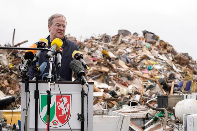 Ministerpraesident von NRW Armin Laschet besucht die vom Unwetter betroffenen Orte Swisttal und Schleiden Aktuell, 02.08.2021, Schleiden-Vogelsang, Ministerpraesident von Nordrhein-Westfalen, Kanzlerkandidat und CDU-Vorsitzenden Armin Laschet beim Pressestatement an der Gedaenkstette in Vogelsang, die auf Grund der aktuellen Situation als Deponie des entstandenen Schutt verwendet wird. Schleiden-Vogelsang Nordrhein-Westfalen Deutschland