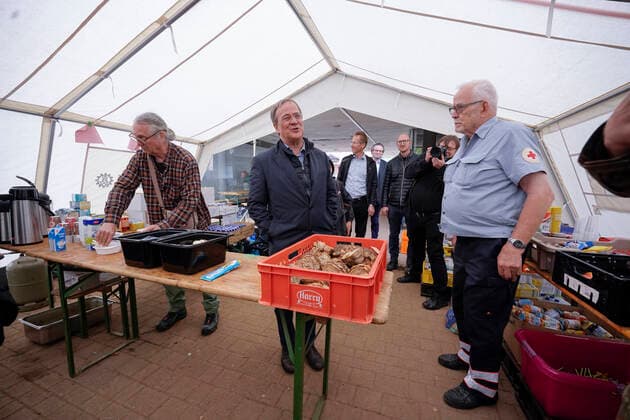 Ministerpraesident von NRW Armin Laschet besucht die vom Unwetter betroffenen Orte Swisttal und Schleiden Aktuell, 02.08.2021, Schleiden - Malsbenden, Ministerpraesident von Nordrhein-Westfalen, Kanzlerkandidat und CDU-Vorsitzenden Armin Laschet beim Rundgang durch Malsbenden und dem Versorgungszelt des Deutschen Roten Kreuz mit hauptamtlichen und ehrenamtlichen Helfern Schleiden - Malsbenden Nordrhein-Westfalen Deutschland