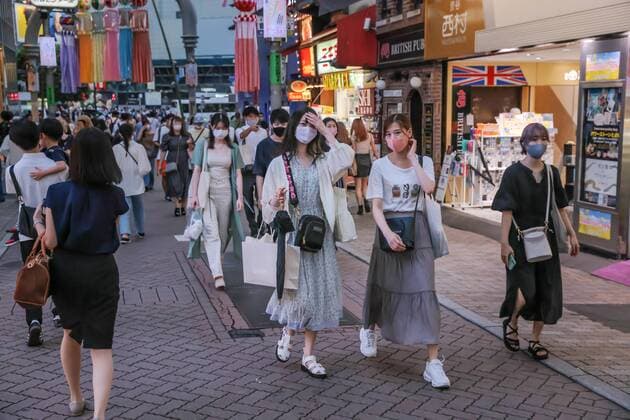August 2, 2021, Tokyo, Japan: Pedestrians wearing face masks as a precaution against the spread of covid-19 walk in the streets of Shibuya, amid the covid-19 pandemic. Tokyo Japan - ZUMAs197 20210802_zab_s197_051 Copyright: xStanislavxKogikux