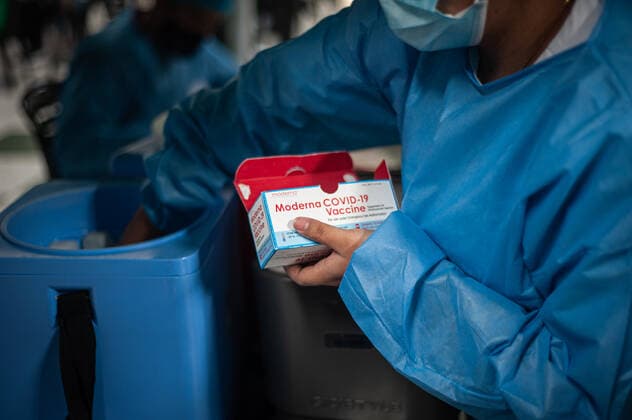 Moderna COVID-19 Vaccination In Colombia A nurse stores new vials out from a box of the Moderna COVID-19 Vaccine into a transport fridge during a mass vaccination to people from ages 25 to 30 against the novel Coronavirus disease in Bogota, Colombia with the Moderna and the Pfizer and BioNtech vaccines against COVID-19 on August 2, 2021. Bogota Cundinamarca Colombia barrossalamanca-modernac210802_npOtj  Copyright: xSebastianxBarrosx