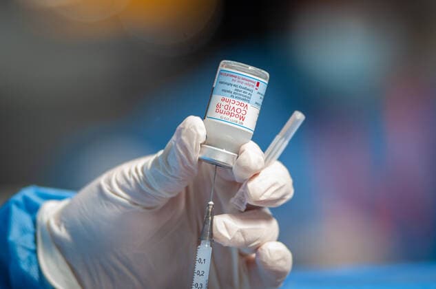 Moderna COVID-19 Vaccination In Colombia A nurse takes a dose out of the vial of Moderna novel COVID-19 vaccine during a mass vaccination to people from ages 25 to 30 against the novel Coronavirus disease in Bogota, Colombia with the Moderna and the Pfizer and BioNtech vaccines against COVID-19 on August 2, 2021. Bogota Cundinamarca Colombia barrossalamanca-modernac210802_npWzf  Copyright: xSebastianxBarrosx