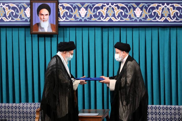 Bilder des Jahres 2021, News 08 August News Themen der Woche KW31 News Bilder des Tages August 3, 2021, Tehran, Tehran, Iran: A handout picture made available by Iran s Supreme Leader Office shows Iranian supreme leader Ayatollah ALI KHAMENEI (L) handing over the presidential precept to new Iranian president EBRAHIM RAISI (R), in Tehran, Iran, 03 August 2021. Iranian presidents are first approved by the supreme leader, who according to the constitution is the actual head of state, and then take the oath before parliament. Ebrahim Raisi has been inaugurated as the new president of the Islamic Republic of Iran on 03 August 2021, as the country is facing an economic crisis along with the coronavirus disease (COVID-19) pandemic. Tehran Iran - ZUMAi98_ 20210803_zih_i98_023 Copyright: xIranianxSupremexLeader SxOfficex