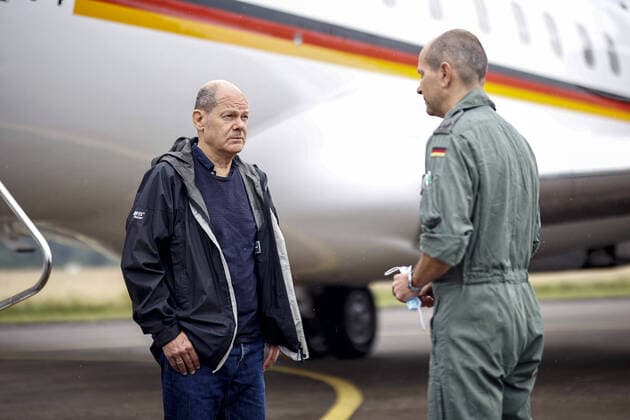 Olaf Scholz, Bundesminister der Finanzen, besucht Stolberg bei Aachen. Hier aufgenommen waehrend seiner Ankunft auf dem Flughafen. Stolberg, 03.08.2021. Stolberg Deutschland
