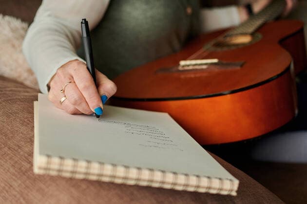 IMAGO Creative: Bildung, Schreiben Close-up of a middle-aged woman writing in a notebook. Music learning Villena, VC, Spain CR_CRBL210225A-655428-01 ,model released, Symbolfoto