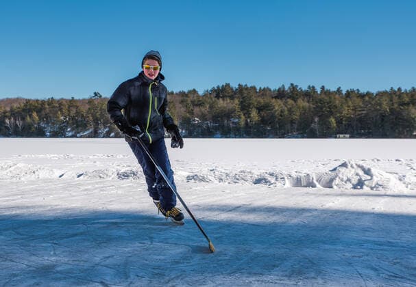IMAGO Creative, Winter, Winterspaß, Eishockey #2 Teen boy playing hockey on an outdoor rink on a frozen lake in Canada. Kingston, ON, Canada CR_DOHO210212G-644449-01 ,model released, Symbolfoto