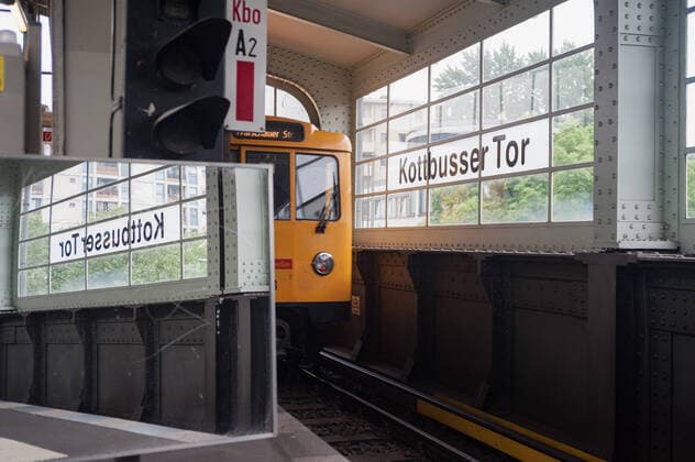 26.05.2016, Berlin, Deutschland, Europa - Eine U-Bahn faehrt in den Hochbahnhof Kottbusser Tor im Bezirk Friedrichshain-Kreuzberg ein.