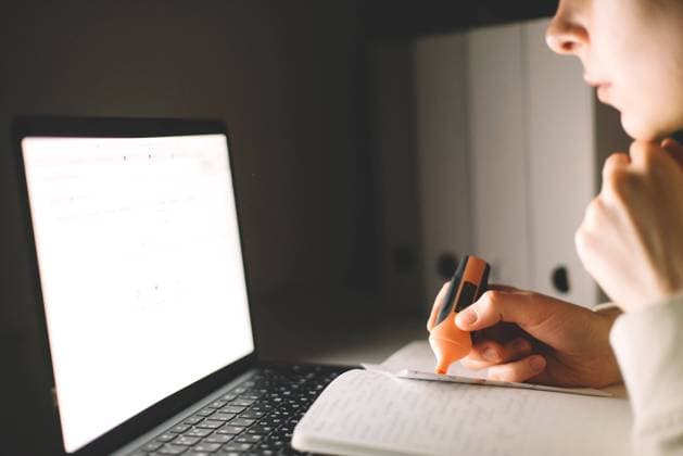 IMAGO Creative, Lifestyle, Tik Tok-Trend thatgirl Anonymous woman working on laptop at night CR_INCH210225-658163-01 ,model released, Symbolfoto