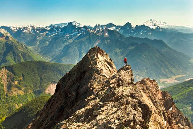 Mountain climber stands on mountain summit in British Columbia, Canada Vancouver, BC, Canada CR_JDIP210415A-667456-01 ,model released, Symbolfoto