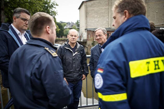 Olaf Scholz, Bundesminister der Finanzen, zu Besuch in Stolberg bei Aachen. Hier aufgenommen waehrend eines Rundgangs durch die von Hochwasser betroffene Innenstadt. Stolberg, 03.08.2021. Stolberg Deutschland