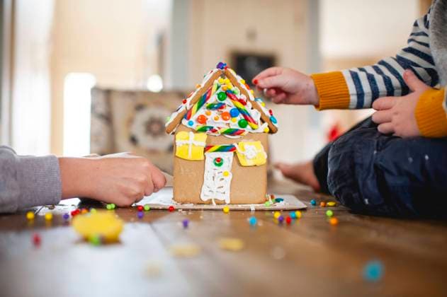 Siblings assembling a gingerbread house at the kitchen table at home Grimes, IA, United States CR_LIPF210212A-629587-01 ,model released, Symbolfoto