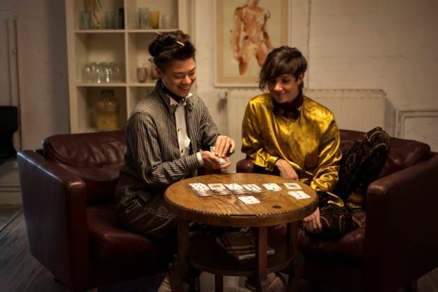 friends play cards at home dinner party on armchairs and laugh Brandenburg, BB, Germany CR_PIDODS210315A-641042-01 ,model released, Symbolfoto
