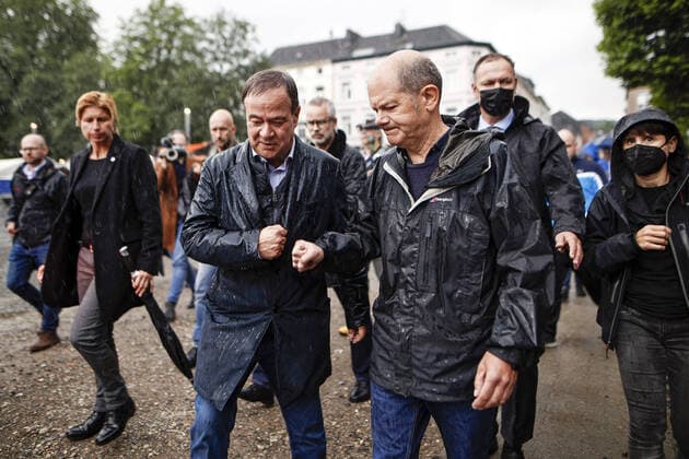 Bilder des Jahres 2021, News 08 August News Themen der Woche KW31 Olaf Scholz, Bundesminister der Finanzen, (R) zu Besuch in Stolberg bei Aachen. Hier aufgenommen nach einem Rundgang durch die von Hochwasser betroffene Innenstadt und Altstadt zusammen mit Armin Laschet, Ministerpraesident des Landes Nordrhein-Westfalen (L). Stolberg, 03.08.2021. Stolberg Deutschland *** Olaf Scholz, Federal Minister of Finance, R visiting Stolberg near Aachen Pictured here after a tour of the flood-affected city centre and old town together with Armin Laschet, State Premier of North Rhine-Westphalia L Stolberg, 03 08 2021 Stolberg Germany Copyright: xFlorianxGaertner photothek.dex