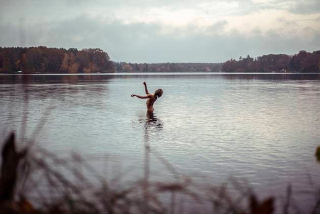 IMAGO Creative, Jahreszeit Winter, Wellness im Spa male dancer dances freely under open sky in large natural lake germany Brandenburg, BB, Germany CR_PIDODS210420B-641237-01 ,model released, Symbolfoto