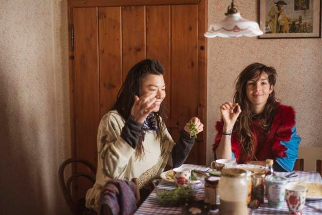queer female couple in colourful clothes eat breakfast Czech cottage Prague, Prague, Czechia CR_PIDODS210623-689793-01 ,model released, Symbolfoto