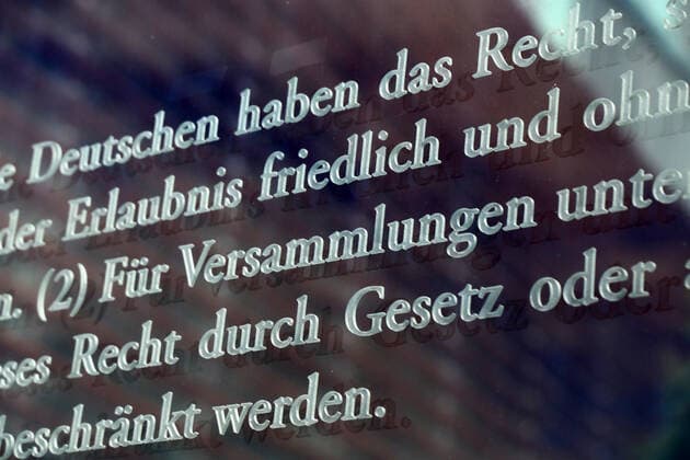 Deutsches Grundgesetz Artikel 8, Versammlungsfreiheit, fotografiert an den Glasscheiben am Jakob-Kaiser-Haus in Berlin *** German Basic Law Article 8, Freedom of Assembly, photographed on the glass panes at the Jakob Kaiser House in Berlin Copyright: xx