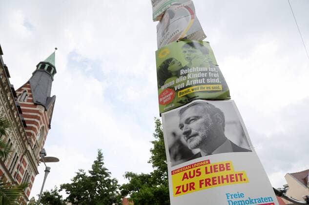 Erfurt Wahlplakate 03.08.2021 , Erfurt, Wahlplakate für die im September anstehende Bundestagswahl sind auf dem Anger an Lichtmasten und Strassenschildern befestigt im Bild: FDP Christian Lindner, Bündnis90 Die Grünen, CDU Antje Tillmann