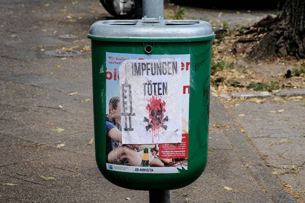 Düsseldorf 03.08.2021 Abfalleimer Mülleimer Wildplakatierung Verunstaltung Impfpflicht Impfgegner Corona-Gegner Corona-Leugner Schwurbler ( Impfungen töten ) Düsseldorf Nordrhein-Westfalen Deutschland