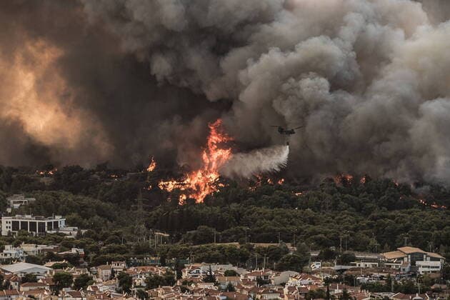 Bilder des Jahres 2021, News 08 August News Themen der Woche KW31 News Bilder des Tages August 3, 2021, Athens, Greece: Flames burn near buildings in Tatoi area, northern Athens. Athens Greece - ZUMAe114 20210803_zaa_e114_014 Copyright: xEurokinissix