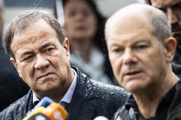Olaf Scholz (R), Bundesminister der Finanzen, und Armin Laschet, CDU, Ministerpraesidentin von Nordrhein-Westfalen und Parteivorsitzender der CDU, aufgenommen im Rahmen seines Besuches des Flutgebietes in Nordrhein-Westfalen in Stolberg, 03.08.2021. Scholz bereist das Flutgebiet in Nordrhein-Westfalen. Stolberg Germany Copyright: xFlorianxGaertnerx