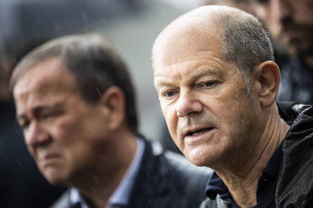 Olaf Scholz (R), Bundesminister der Finanzen, und Armin Laschet, CDU, Ministerpraesidentin von Nordrhein-Westfalen und Parteivorsitzender der CDU, aufgenommen im Rahmen seines Besuches des Flutgebietes in Nordrhein-Westfalen in Stolberg, 03.08.2021. Scholz bereist das Flutgebiet in Nordrhein-Westfalen. Stolberg Germany Copyright: xFlorianxGaertnerx