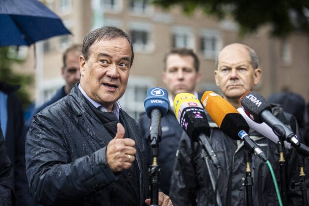 Olaf Scholz (R), Bundesminister der Finanzen, und Armin Laschet, CDU, Ministerpraesidentin von Nordrhein-Westfalen und Parteivorsitzender der CDU, aufgenommen im Rahmen seines Besuches des Flutgebietes in Nordrhein-Westfalen in Stolberg, 03.08.2021. Scholz bereist das Flutgebiet in Nordrhein-Westfalen. Stolberg Germany *** Olaf Scholz R , Federal Minister of Finance, and Armin Laschet, CDU, State Premier of North Rhine Westphalia and party leader of the CDU, photographed during his visit to the flood area in North Rhine Westphalia in Stolberg, 03 08 2021 Scholz tours the flood area in North Rhine Westphalia Stolberg Germany Copyright: xFlorianxGaertnerx