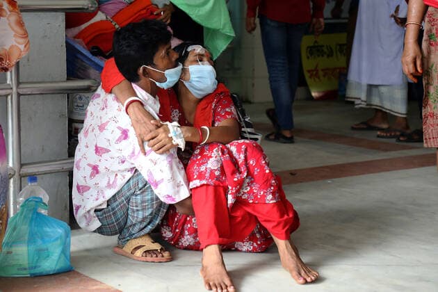Bangladesh In Alert By New Delta Variant Of Covid-19 DHAKA, BANGLADESH - AUGUST 3: A patient is transport in ambulance to Dhaka Medical Hospital, to health workers treats the patient in the intensive care unit that exclusively treats Covid-19 patients. A new outbreak of the new Delta variant of Covid-19 puts the world on alert, which is more contagious than the Alpha variant and is just as transmissible as Chickenpox. 80% of the new diagnosed cases have been with the Delta variant with a presence in 132 countries. on August 3, 2021 in Dhaka, Bangladesh. Copyright: xMarufxRahmanx EYEPIXGROUP_MR_03082021_11327