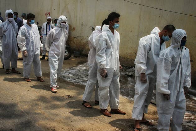 Bangladesh In Alert By New Delta Variant Of Covid-19 DHAKA, BANGLADESH - AUGUST 3: Health workers arrive to treats the patients in the intensive care unit that exclusively treats Covid-19 patients. A new outbreak of the new Delta variant of Covid-19 puts the world on alert, which is more contagious than the Alpha variant and is just as transmissible as Chickenpox. 80% of the new diagnosed cases have been with the Delta variant with a presence in 132 countries. on August 3, 2021 in Dhaka, Bangladesh. Copyright: xMarufxRahmanx EYEPIXGROUP_MR_03082021_11329