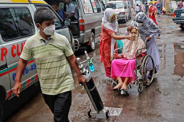 Bangladesh In Alert By New Delta Variant Of Covid-19 DHAKA, BANGLADESH - AUGUST 3: A patient is transport in ambulance to Dhaka Medical Hospital, to health workers treats the patient in the intensive care unit that exclusively treats Covid-19 patients. A new outbreak of the new Delta variant of Covid-19 puts the world on alert, which is more contagious than the Alpha variant and is just as transmissible as Chickenpox. 80% of the new diagnosed cases have been with the Delta variant with a presence in 132 countries. on August 3, 2021 in Dhaka, Bangladesh. Copyright: xMarufxRahmanx EYEPIXGROUP_MR_03082021_11333