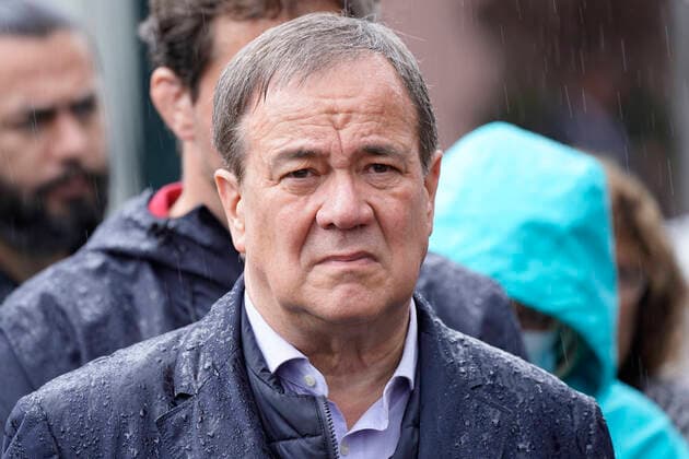 Ministerpraesident Laschet und Olaf Scholz besuchen Stolberg Aktuell, 03.08.2021, Stolberg, NRW-Ministerpraesident Armin Laschet (CDU) sehr nass im Portrait bei stroehmendem Regen beim seinem Besuch in der von der Unwetterkatastophe betroffenen Stadt Stolberg bei Aachen. Stolberg Nordrhein-Westfalen Deutschland