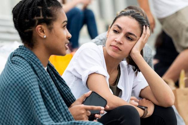 Berühmte Feministinnen, Alexandria Ocasio-Cortez News Bilder des Tages August 3, 2021, Washington, DC, United States: August 3, 2021 - Washington, DC, United States: U.S. Representative ALEXANDRIA OCASIO-CORTEZ (D-NY) talking with another demonstrator at a demonstration at the steps of the U.S. Capitol advocating for an extension of the eviction moratorium. Washington United States - ZUMAb161 20210803_zap_b161_016 Copyright: xMichaelxBrochsteinx