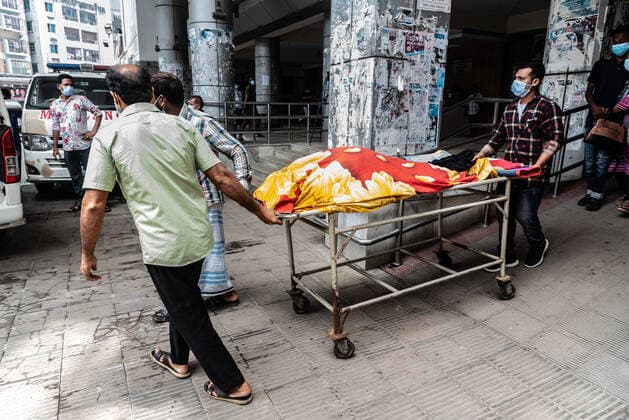 Bangladesh: 15,776 new cases of covid-19 and 235 death The rate of coronaVIRUS infection in the country is increasing day by day. There have been 15,776 new cases and 235 new deaths in covid-19, death rate increase. Bangladesh Copyright: RakibulxAlamxKhan