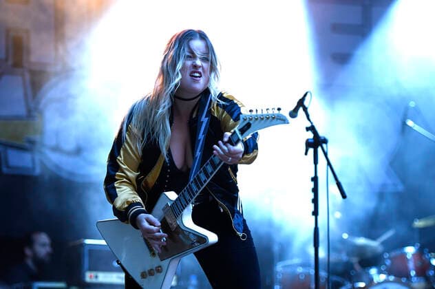 Filippa Nässil von Thundermother live beim Kommraus-Festival im Ricklinger Bad. Hannover, 03.08.2021