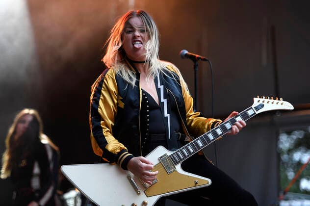 Filippa Nässil von Thundermother live beim Kommraus-Festival im Ricklinger Bad. Hannover, 03.08.2021