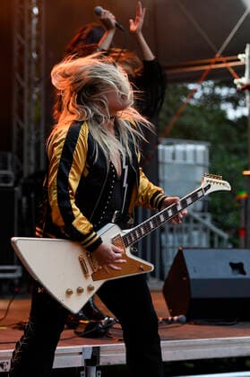 Filippa Nässil von Thundermother live beim Kommraus-Festival im Ricklinger Bad. Hannover, 03.08.2021