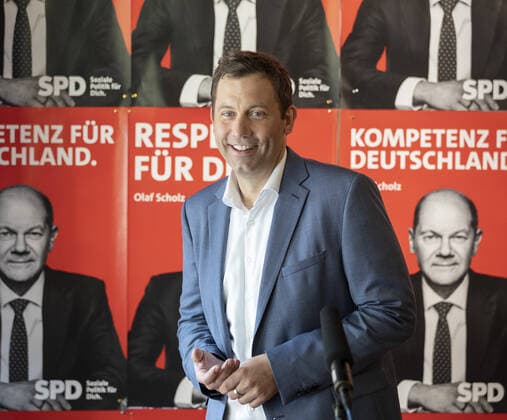 News Bilder des Tages Der Generalsekretaer der SPD, Lars Klingbeil, praesentiert die Grossflaechenplakate der Kampagne der SPD fuer die Bundestagswahl 2021. Hier bei der nachfolgenden Pressekonferenz. Berlin, 04.08.2021 Berlin Deutschland *** The Secretary General of the SPD, Lars Klingbeil, presents the large-scale posters of the campaign of the SPD for the federal election 2021 Here at the following press conference Berlin, 04 08 2021 Berlin Germany Copyright: xThomasxImo photothek.netx