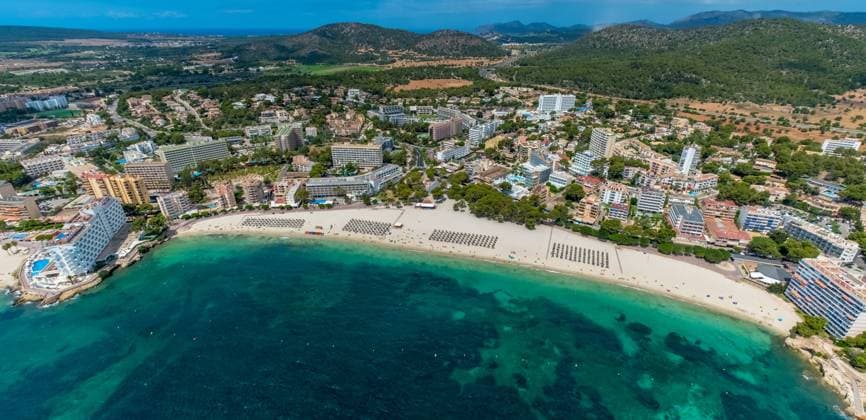 Luftbild, Sandstrand Playa de Palmanova, Strandleben und Sonnenbaden mit Strohsonnenschirmen in Reih und Glied, bunte Kinder-Wasserboote mit Rutsche, Palmanova, CalviÃ , Mallorca, Balearische Inseln, Spanien !ACHTUNGxMINDESTHONORARx60xEURO!