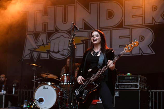 Emlee Johansson und Mona Lindgren von Thundermother live beim Kommraus-Festival im Ricklinger Bad. Hannover, 03.08.2021